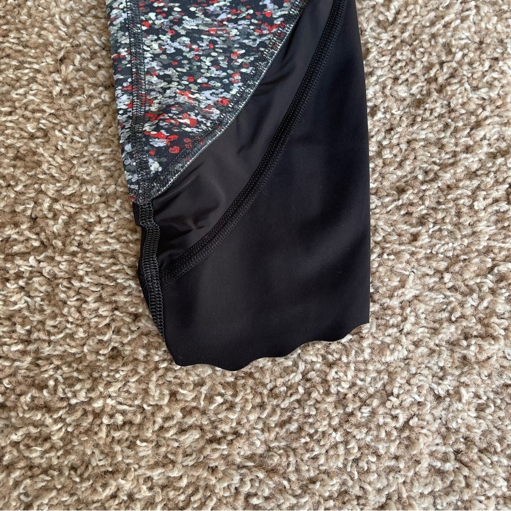 Lululemon•Wunder Under High Rise Crop 23”•Scallop•Luxtreme•Water Blossom Multi - Picture 4 of 9